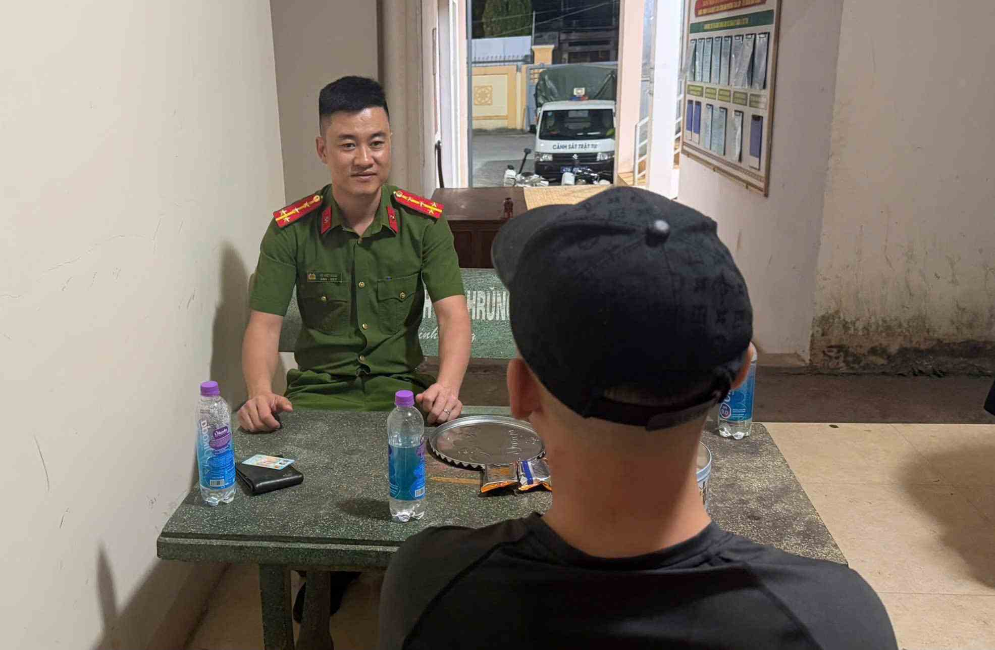 Police forces encourage and prevent a young man in the area who intended to commit suicide. Photo: Van Chieu