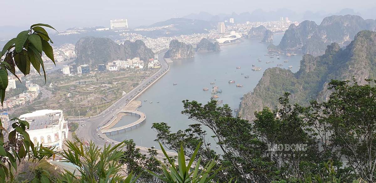 Trên đỉnh núi Bài Thơ. Ảnh: Nguyễn Hùng