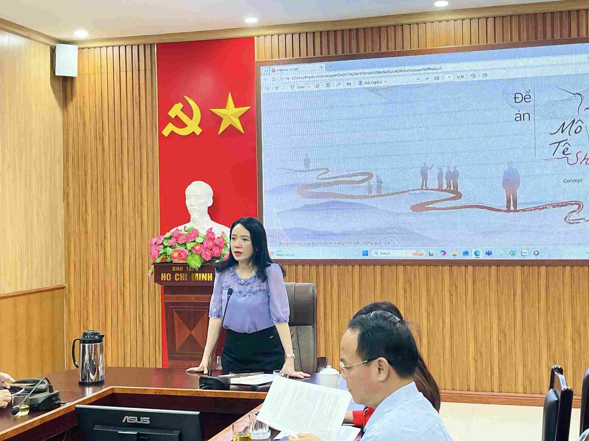 The Director of the Department of Culture, Sports and Tourism of Nghe An province chaired a meeting and gave opinions on the construction and organization of the "MOTE Show" night show. Photo: Ngoc Anh