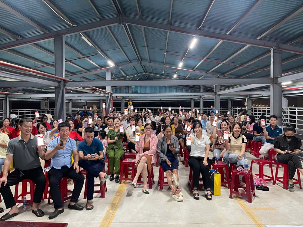 Grupo de trabajadores autogestionados de la zona de casas de alquiler - punto de apoyo de seguridad de base del Sindicato de Da Nang. Foto: Tuong Minh