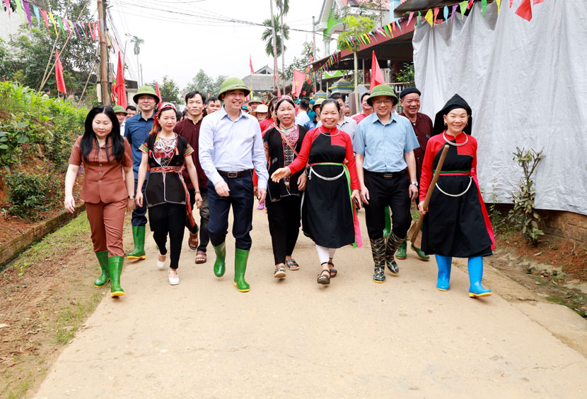 Ông Dương Quốc Huy - Bí thư Tỉnh ủy Lào Cai cùng bà con tham gia buổi ra quân làm đường giao thông nông thôn. 