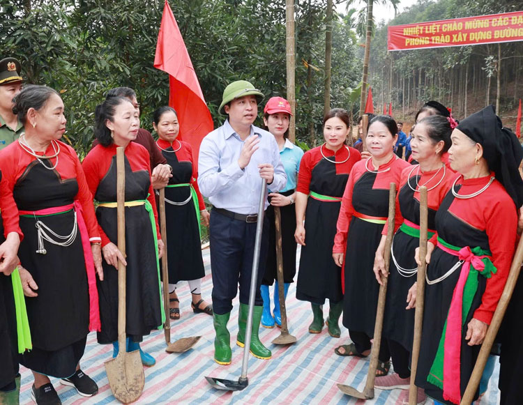 Đồng chí Bí thư Tỉnh ủy trò chuyện với người dân thôn Hòa Cuông về vai trò đóng góp của Nhân dân vào phát triển hạ tầng nông thôn và các công trình mang lại lợi ích thiết thực nhất cho cộng đồng. 