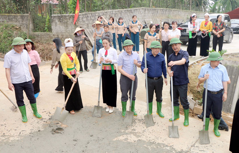 Chủ tịch UBND tỉnh Nguyễn Tuấn Anh trò chuyện với Nhân dân xã Quy Mông. Ảnh: Thanh Chi 