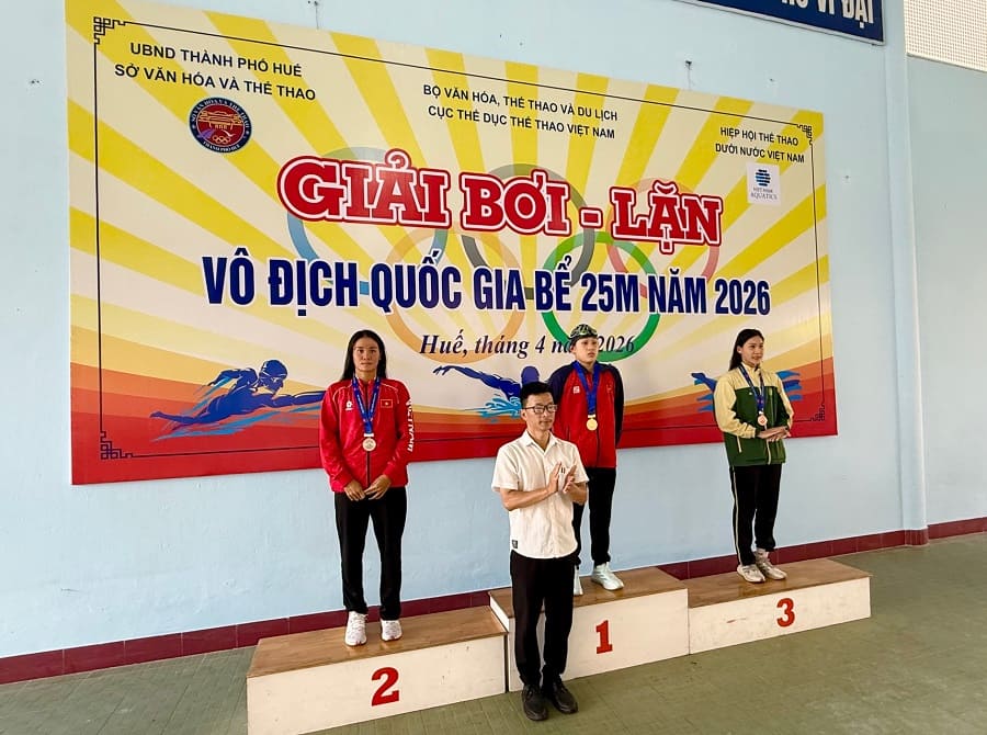 Nguyễn Thúy Hiền ganó la primera medalla de oro para el equipo de natación del Ejército. Foto: Hoài Việt