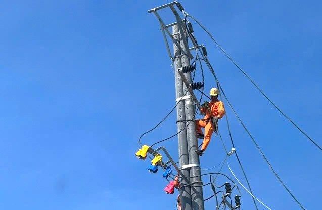 Ngày 1.4.2026, nhiều nơi trên địa bàn tỉnh Đắk Lắk sẽ có lịch cắt điện (Nhân viên Công ty Điện lực kiểm tra hệ thống lưới điện). Ảnh: Bảo Lâm