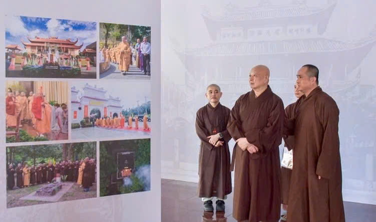 Hòa thượng Thích Lệ Trang khảo sát không gian tổ chức triển lãm “45 năm Giáo hội Phật giáo Việt Nam: Phát triển cùng đất nước - Bước vào kỷ nguyên mới. Ảnh: Quảng Đạo