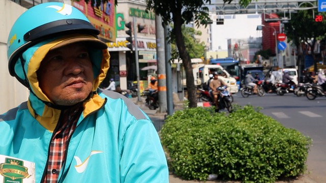 猛暑のため、屋外で生計を立てる多くの人々はさらに苦労しています。写真:グエン・リー