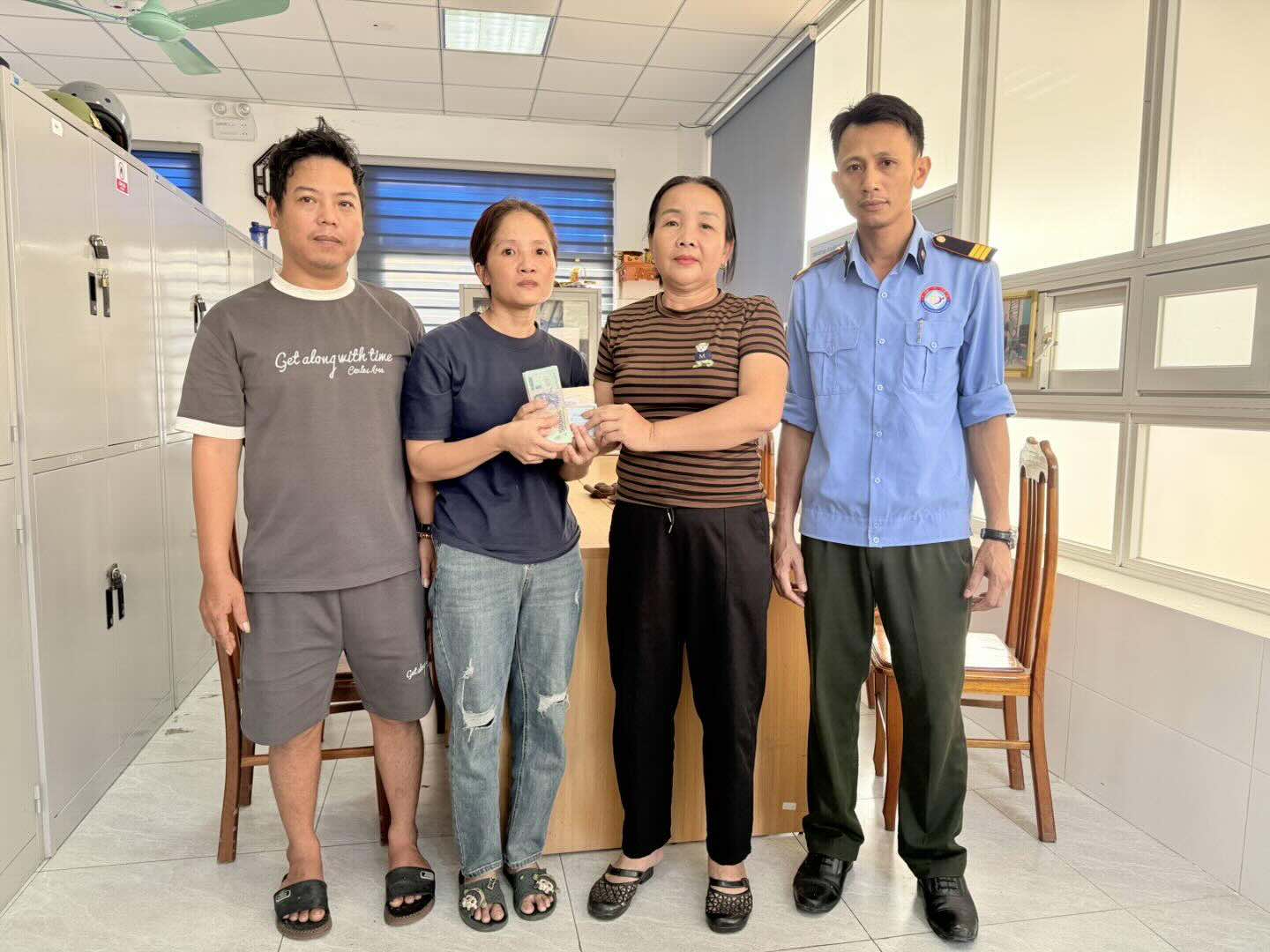 Ms. Nguyen Thi Thu Hue (brown shirt) returns money to Ms. Thao when she picks up a wallet containing 46 million VND. Photo: Vietnam - Cuba Dong Hoi Friendship Hospital