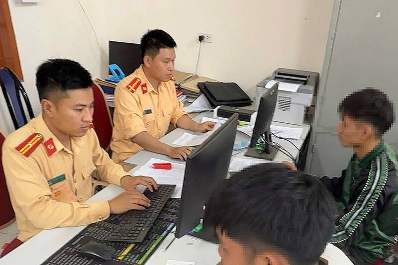 Phòng CSGT Công an tỉnh Sơn La xử lý nhóm thanh, thiếu niên vi phạm trật tự an toàn giao thông. Ảnh: Công an tỉnh Sơn La