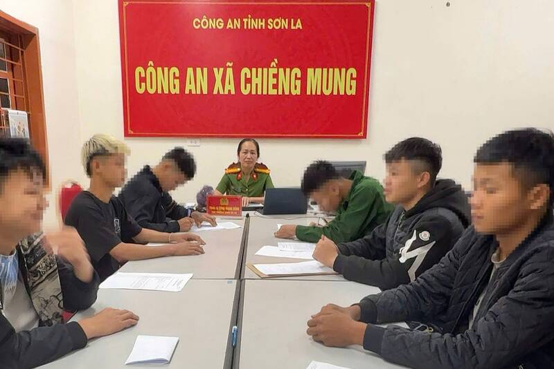 Phòng CSGT Công an tỉnh Sơn La xử lý nhóm thanh, thiếu niên vi phạm trật tự an toàn giao thông. Ảnh: Công an tỉnh Sơn La