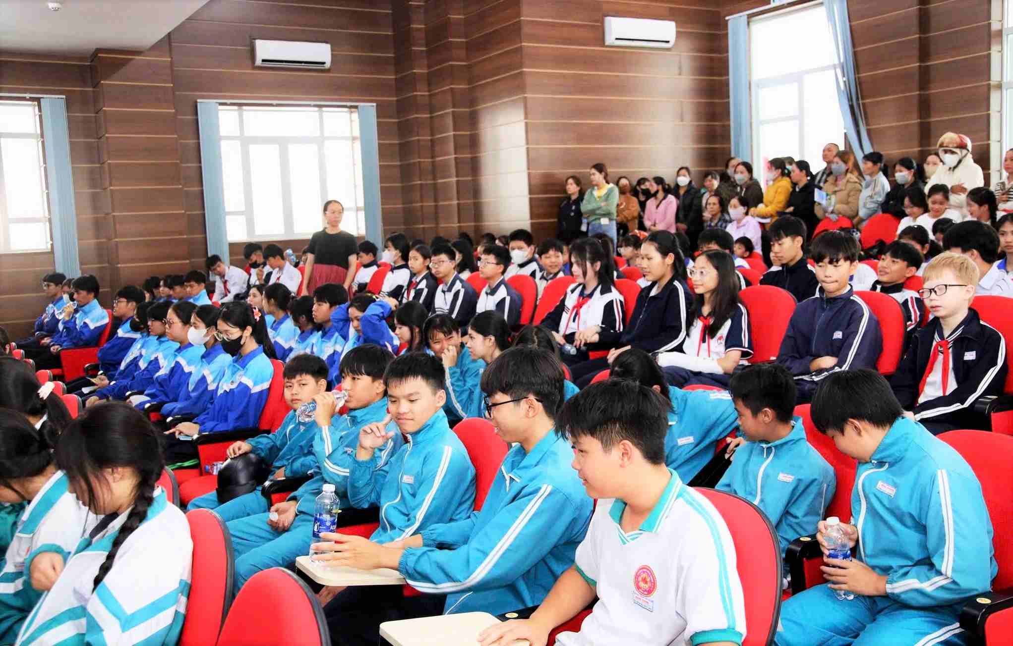 Students in Lam Dong province participate in the career counseling program. Photo: Phuc Khanh