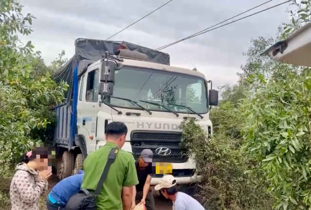 1 người tử vong khi đứng trên mui xe để nâng dây điện. Ảnh: Duy Tuấn 