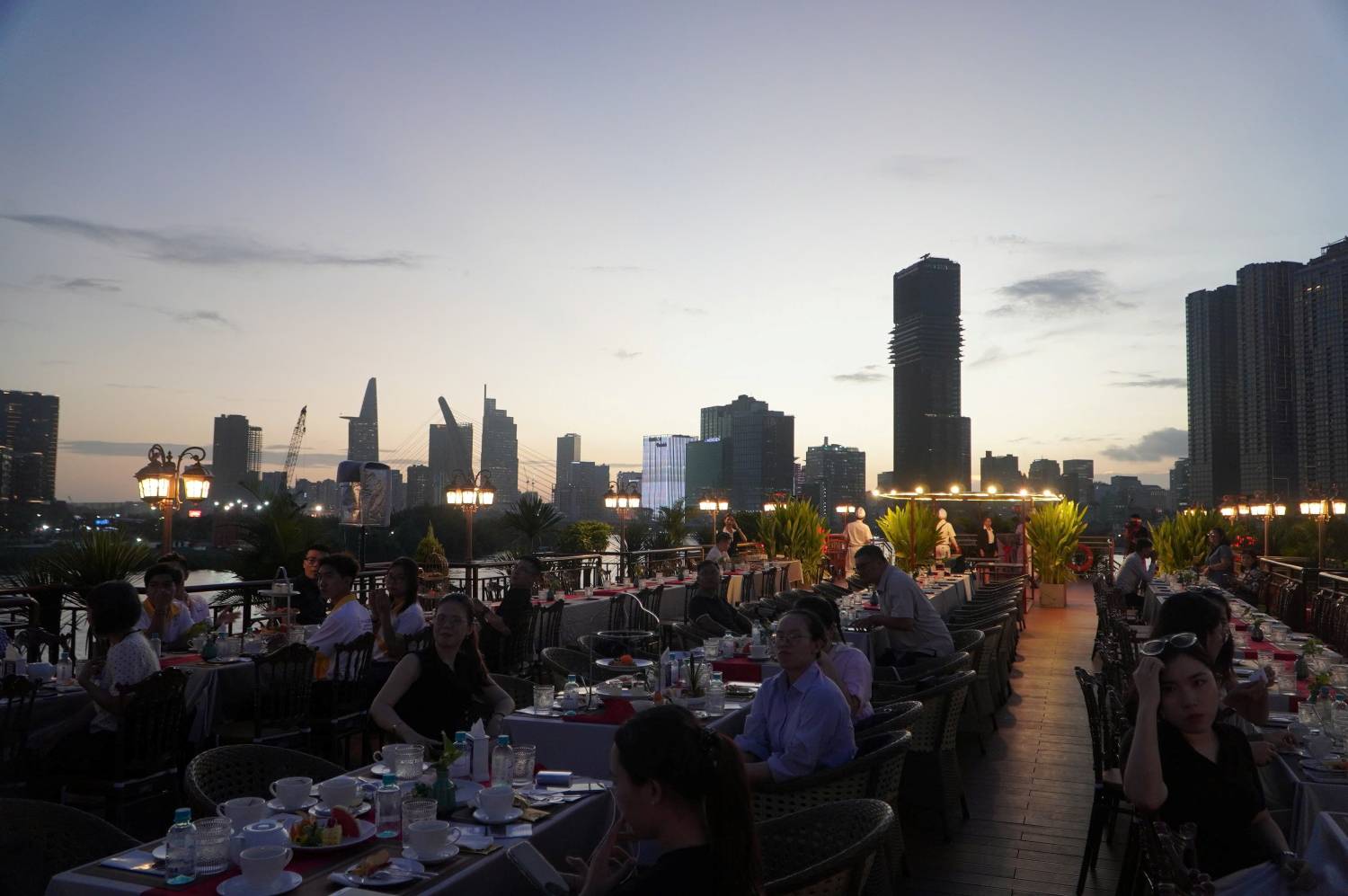 Các loại hình như tàu nhà hàng, du thuyền ngắm sông Sài Gòn về đêm hay tour ngắm hoàng hôn thu hút đông đảo người dân và du khách quốc tế lựa chọn trải nghiệm. Ảnh: Ngọc Ánh