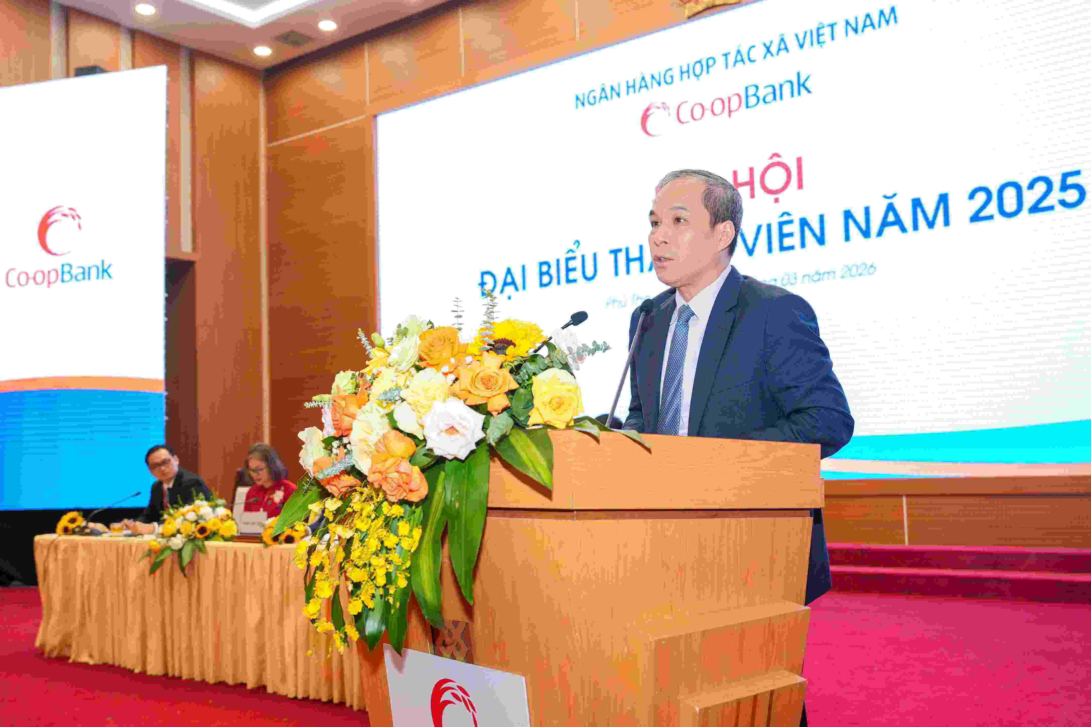 Phát biểu chỉ đạo tại Đại hội, ông Đoàn Thái Sơn - Phó Bí thư Thường trực Đảng ủy NHNN, Phó Thống đốc Thường trực NHNN Việt Nam thay mặt Ban Thường vụ Đảng ủy, Ban lãnh đạo NHNN nhiệt liệt biểu dương những thành tích mà Hội đồng quản trị, Ban điều hành, BKS và toàn thể cán bộ, nhân viên Co-opBank đã nỗ lực đạt được trong thời gian qua. Ảnh: Hoàng Giáp.