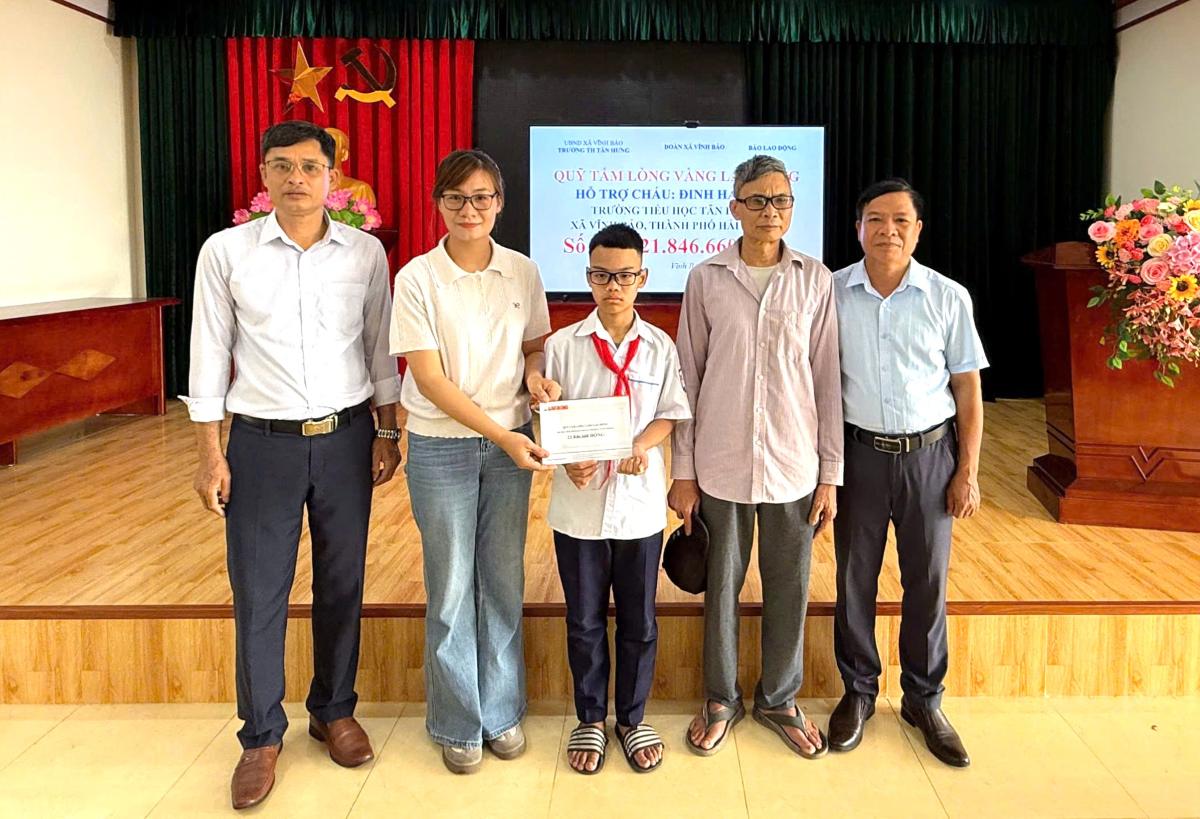 Representatives of the Golden Heart Charity Fund present money donated by readers to Dinh Hai Nam, Vinh Bao commune, Hai Phong. Photo: Bang Tam