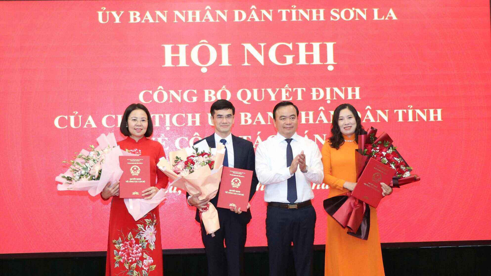 Leaders of Son La Provincial People's Committee present decisions on transferring and appointing officials at the conference. Photo: Son La e-Portal