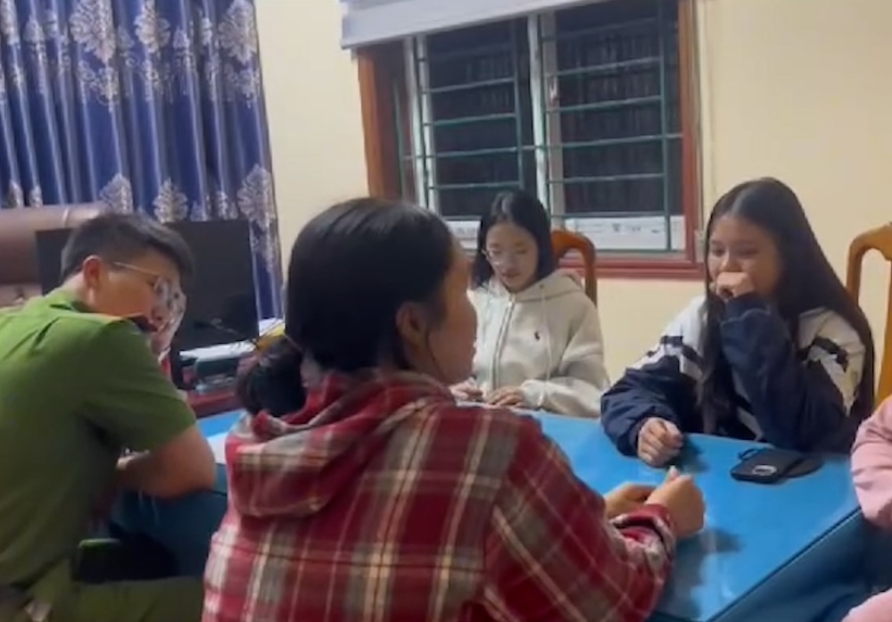 Tras encontrar oro, dos estudiantes de Hà Tĩnh lo devolvieron a la persona que lo perdió. Foto: Policía de la provincia de Hà Tĩnh