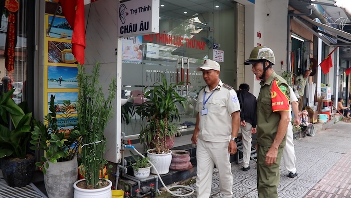 Les habitants coopèrent avec les forces fonctionnelles pour démanteler les obstacles, rétablir l'ordre et l'esthétique urbaine sur la route Núi Thành. Photo: Nguyễn Linh