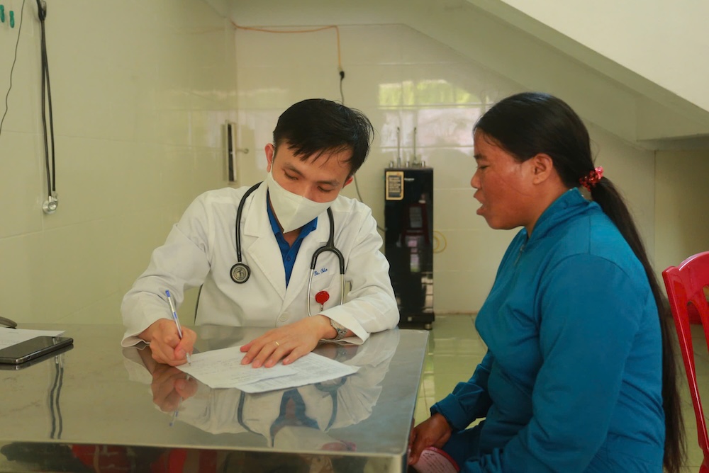 Khám sức khỏe cho người dân. Ảnh: Hàn Nguyên