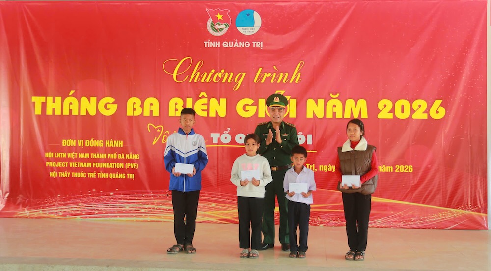 Bộ đội Biên phòng tỉnh Quảng Trị trao học bổng cho các em học sinh. Ảnh: Hàn Nguyên