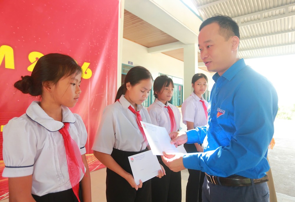 Scholarships reach students. Photo: Han Nguyen