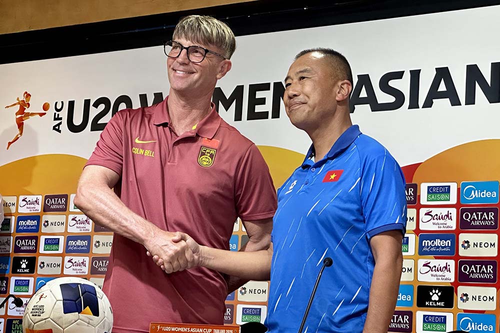 Coach Okiyama Masahiko (right) of Vietnam U20 women's team attends a press conference before the 2026 AFC U20 Women's Championship. Photo: VFF