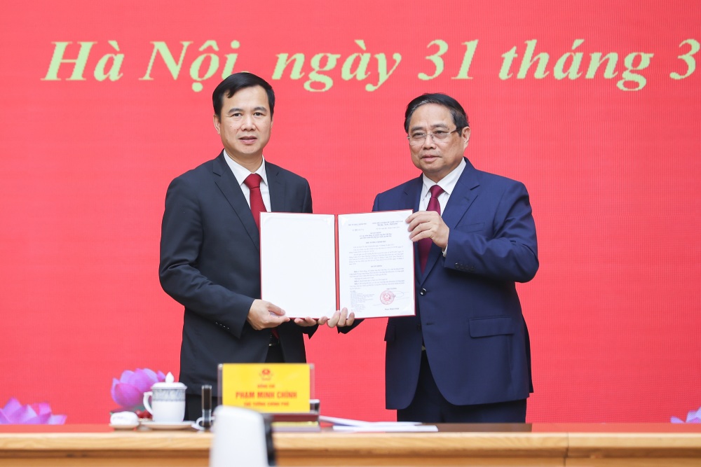 Prime Minister Pham Minh Chinh awarded the decision to transfer and appoint Assoc. Prof. Dr. Bui The Duy to hold the position of Director of Vietnam National University, Hanoi. Photo: VGP