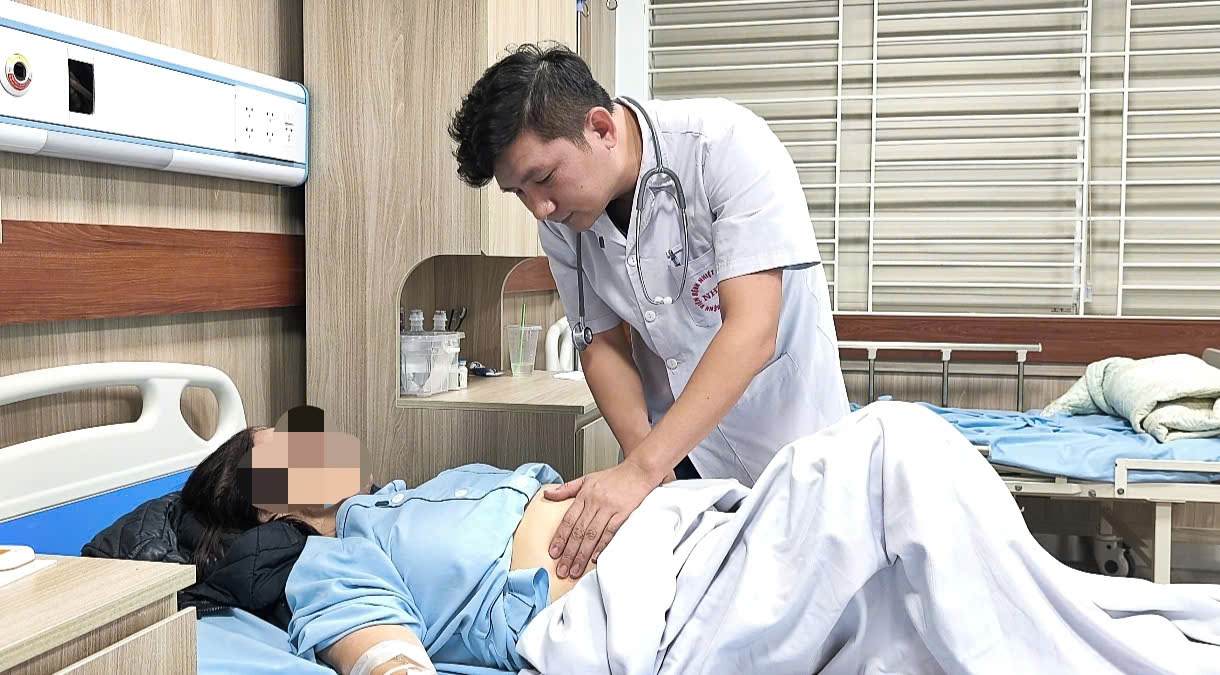 Doctors examine patients infected with 4 types of parasites at the same time. Photo: Thanh Dang