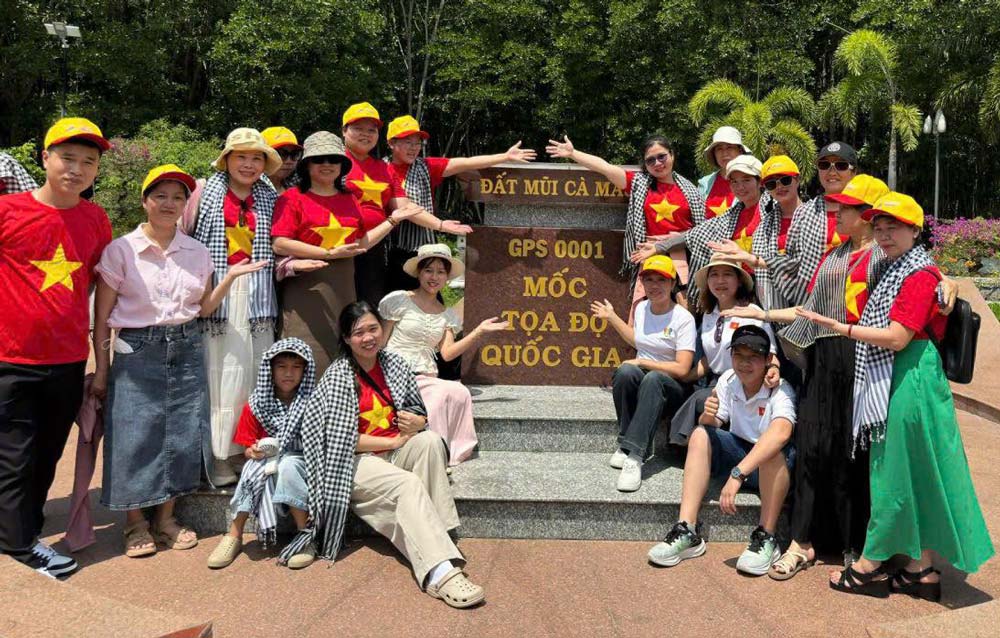 The Trade Union of the Ngu Hanh Son Regional Health Center organizes sightseeing and picnics for union members and workers with outstanding achievements in work in 2025. Photo: Da Nang Trade Union