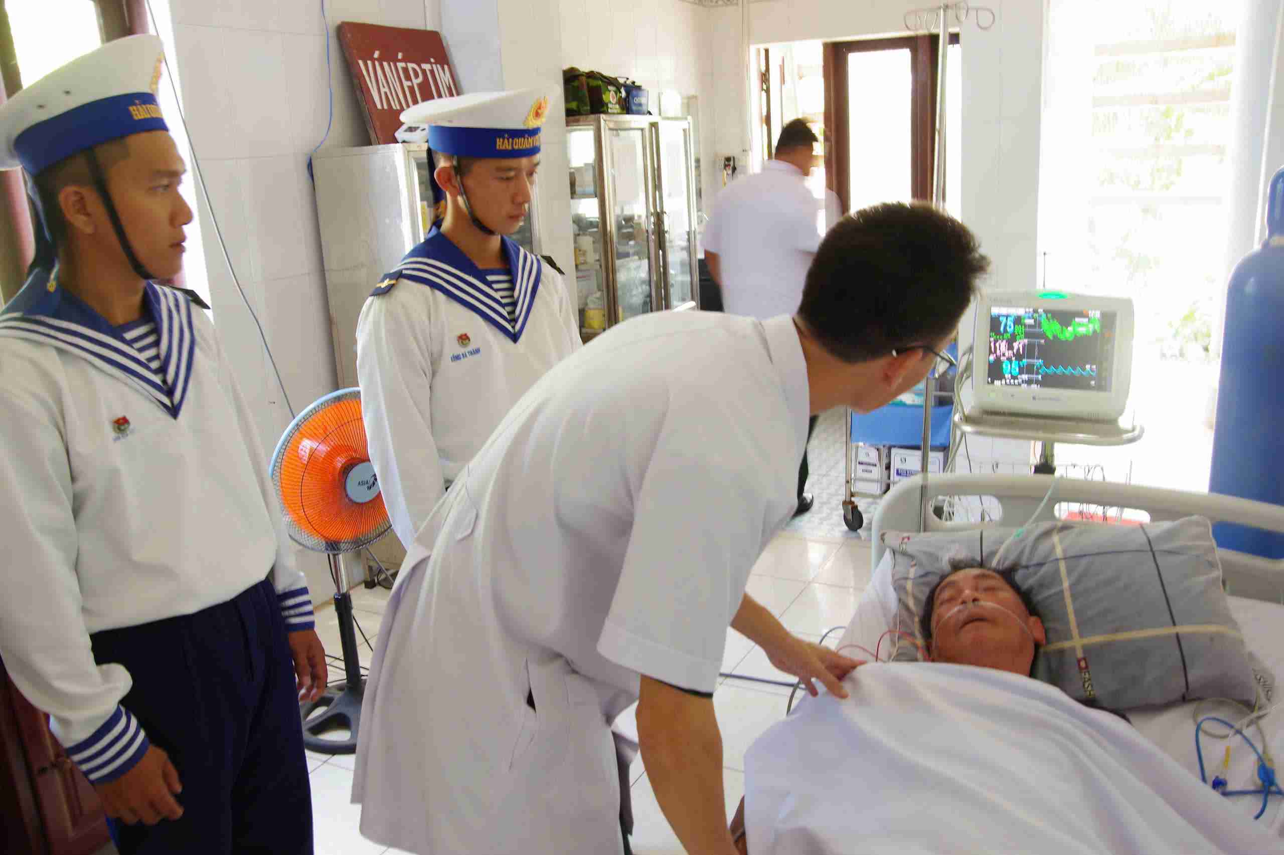 Bệnh xá đảo Trường Sa đã tiếp nhận, cấp cứu kịp thời một ngư dân có biểu hiện nghi nhồi máu não 