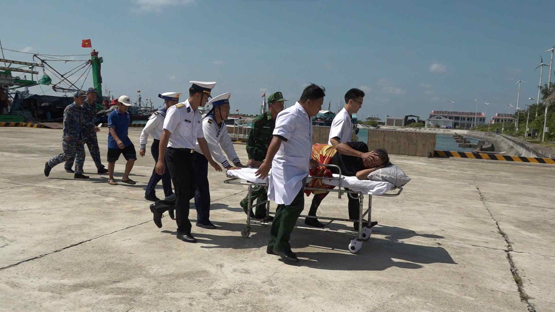 Truong Sa island clinic has received and promptly rescued a fisherman with suspected signs of cerebral infarction. Photo: Thanh Vu