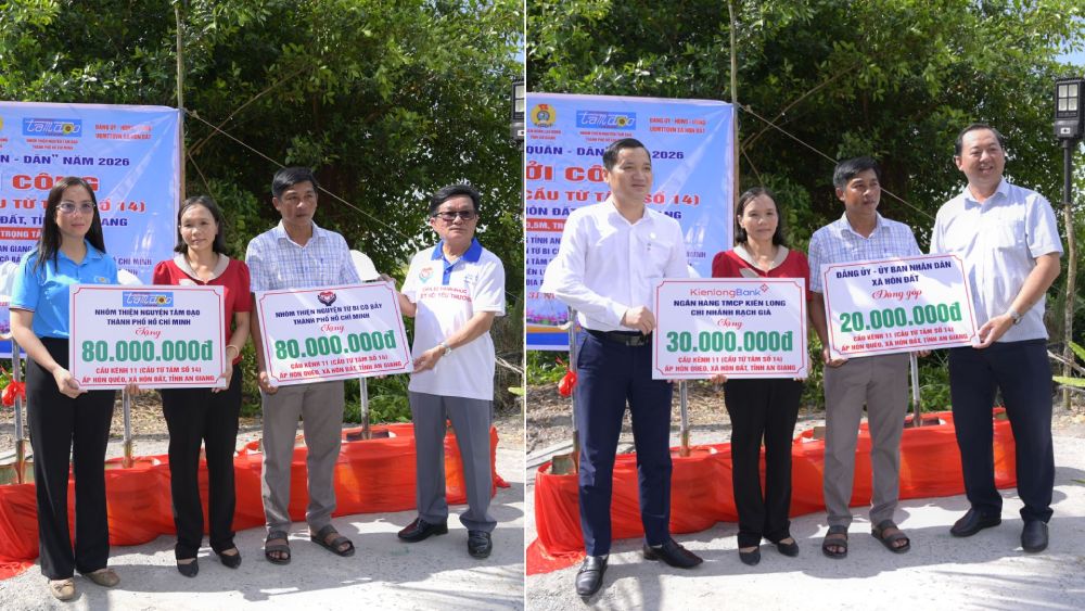 Các nhà tài trợ hỗ trợ, địa phương trao bảng hỗ trợ. Ảnh: Lê Vy