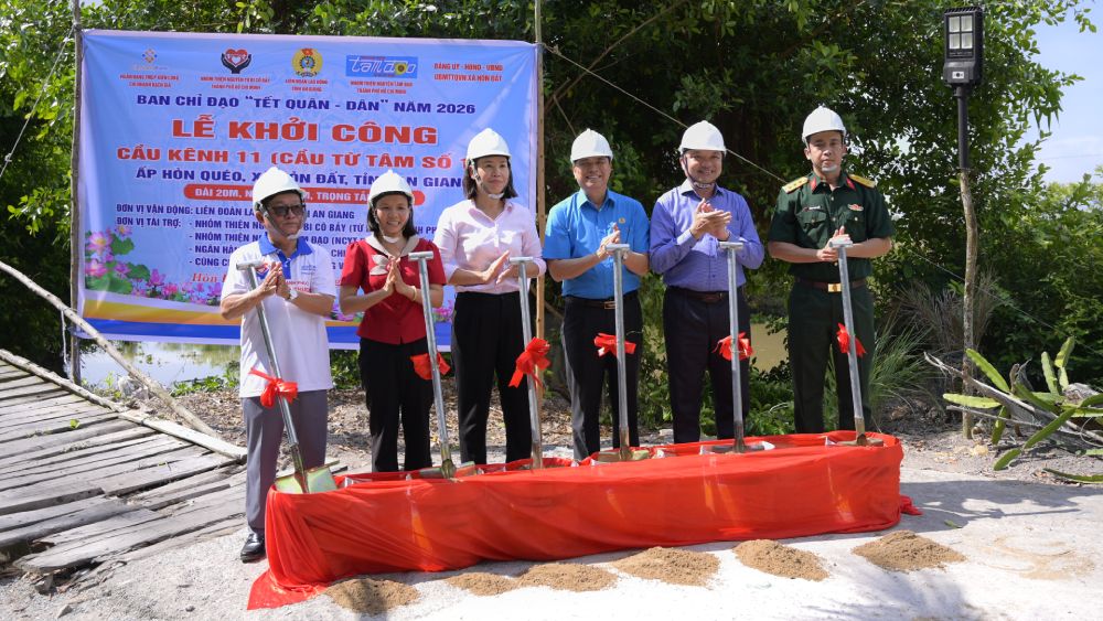 An Giang Trade Union connects and mobilizes sponsors to contribute to bridge construction. Photo: Le Vy