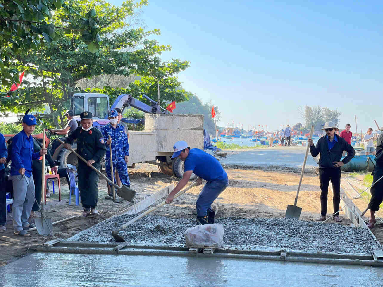 Youth union members and youth of Van Tuong commune participate in building a concrete road in Son Tra village. Photo: Dong Giang