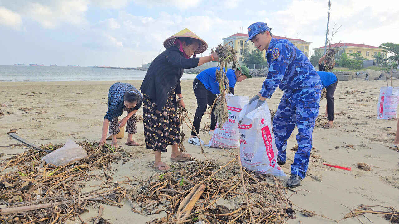 Đoàn viên, thanh niên tham gia dọn dẹp bãi biển. Ảnh: Đông Giang