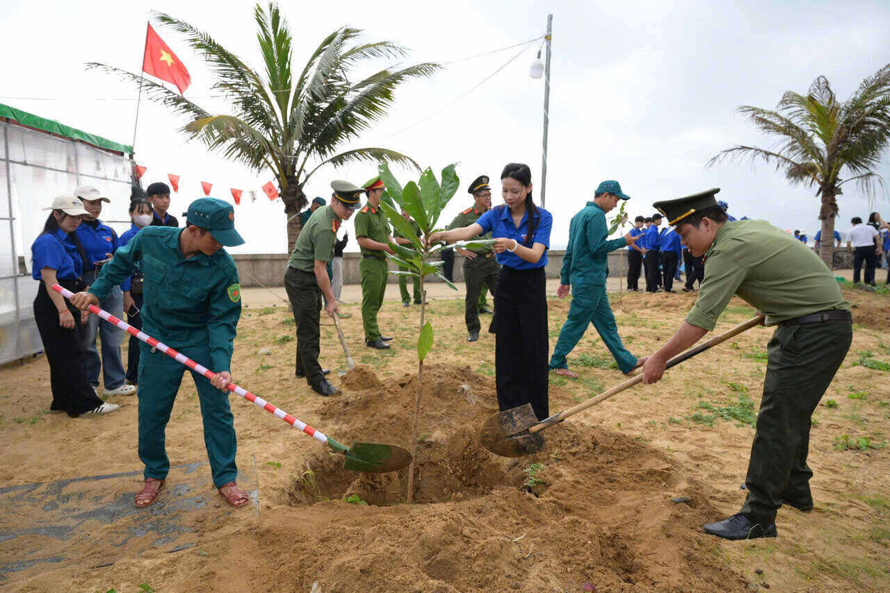 Đoàn viên, thanh niên xã Vạn Tường ra quân trồng cây. Ảnh: Đông Giang