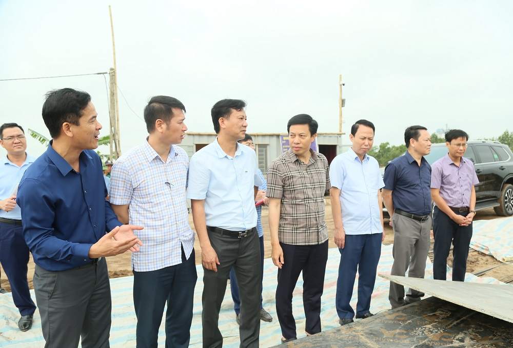 Phó Chủ tịch UBND tỉnh Lại Văn Hoàn cùng đoàn kiểm tra tiến độ thi công dự án nâng cấp, cải tạo cống Định Cư, xã Đông Tiền Hải.