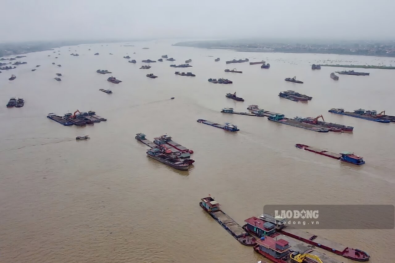 The sand mine on the Red River, more than 24 hectares wide, has closed. Photo of boats on the Red River in Phu Tho: To Cong
