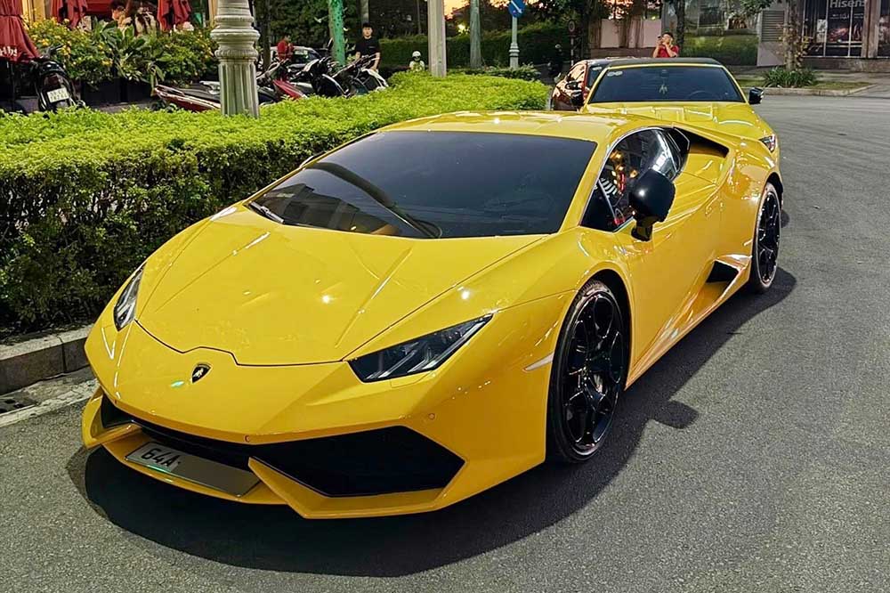 Lamborghini Huracan LP 610-4 with Vinh Long license plate with a yellow decal-covered exterior attracts attention when appearing in the Southern region. Photo: Quang Duy