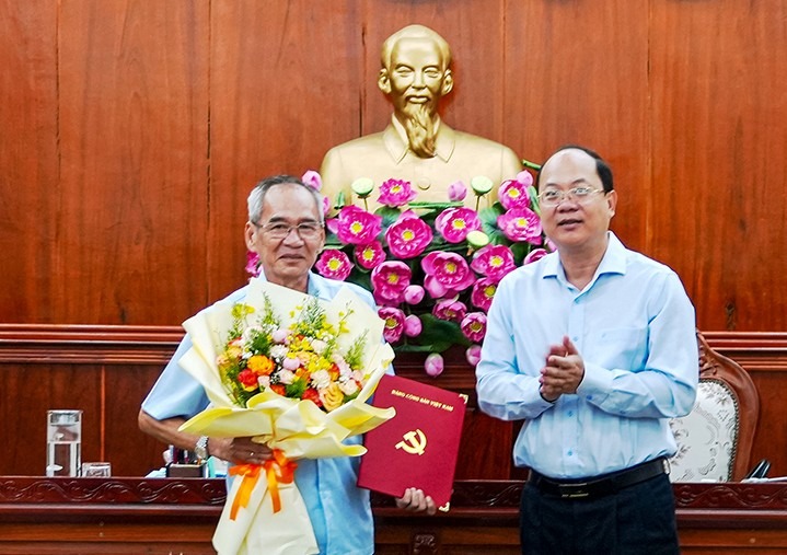 Secretary of the Ca Mau Provincial Party Committee Nguyen Ho Hai presents flowers to Mr. Lu Van Hung. Photo: Nhat Ho.
