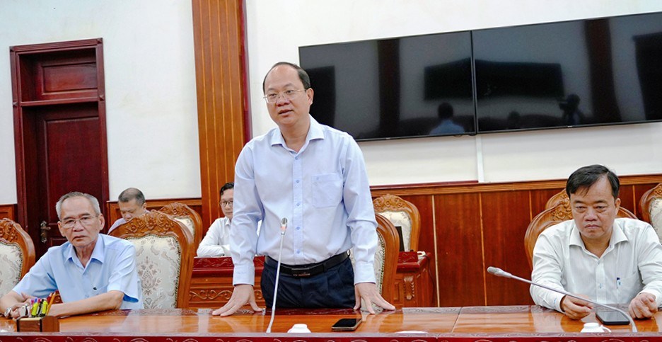 Bí thư Tỉnh uỷ Cà Mau Nguyễn Hồ Hải mong ông Lữ Văn Hùng, ông Nguyễn Quốc Hận dù nghỉ hưu, nghỉ công tác nhưng thường xuyên đóng góp cho tỉnh. Ảnh: Nhật Hồ.