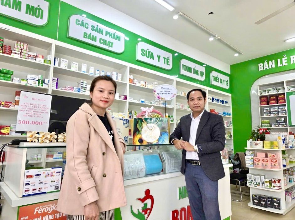 Giám đốc kinh doanh Miền Bắc Thanh Trang Pharma đến từng nhà thuốc trao quà ngày Thầy thuốc Việt Nam Ảnh: Thanh Trang Pharma