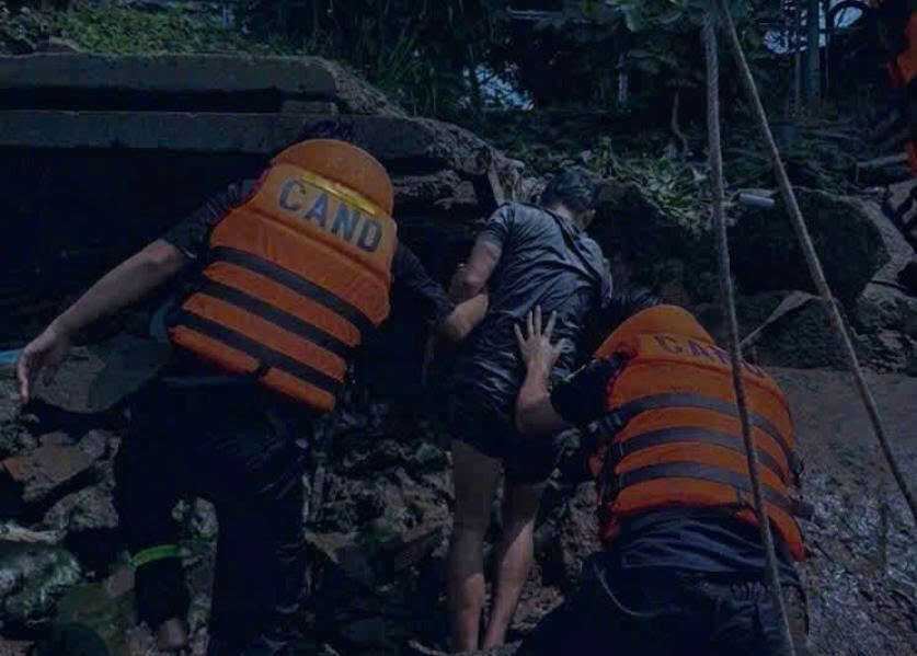 Fire and Rescue Police Force (Dong Nai Provincial Police) promptly rescued a case of jumping off a bridge at night in the Hoa An bridge area. Photo: Ministry of Public Security