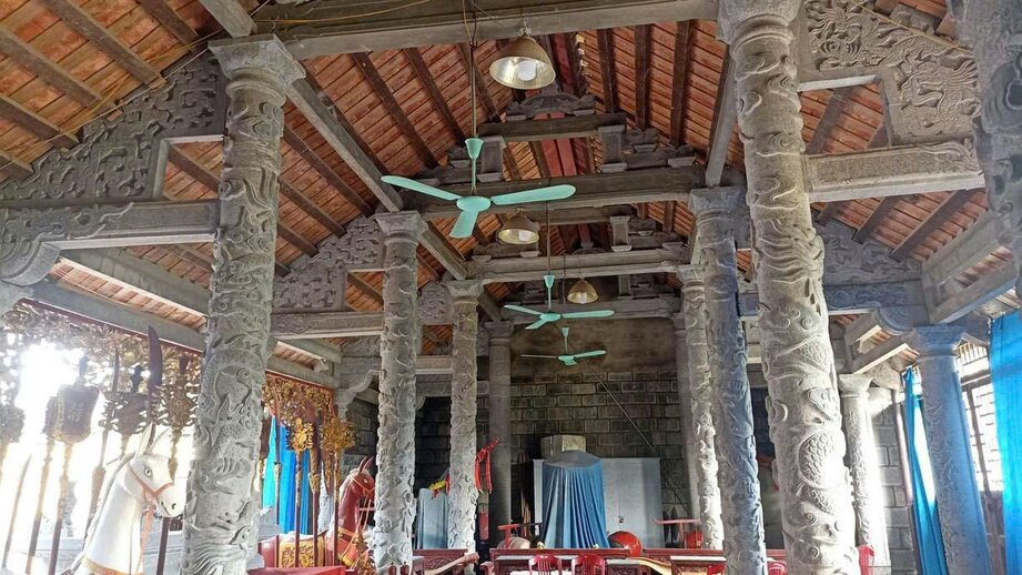 Các cột cái, cột con và vì, mộng đều được làm bằng đá. Ảnh: Diệu Anh