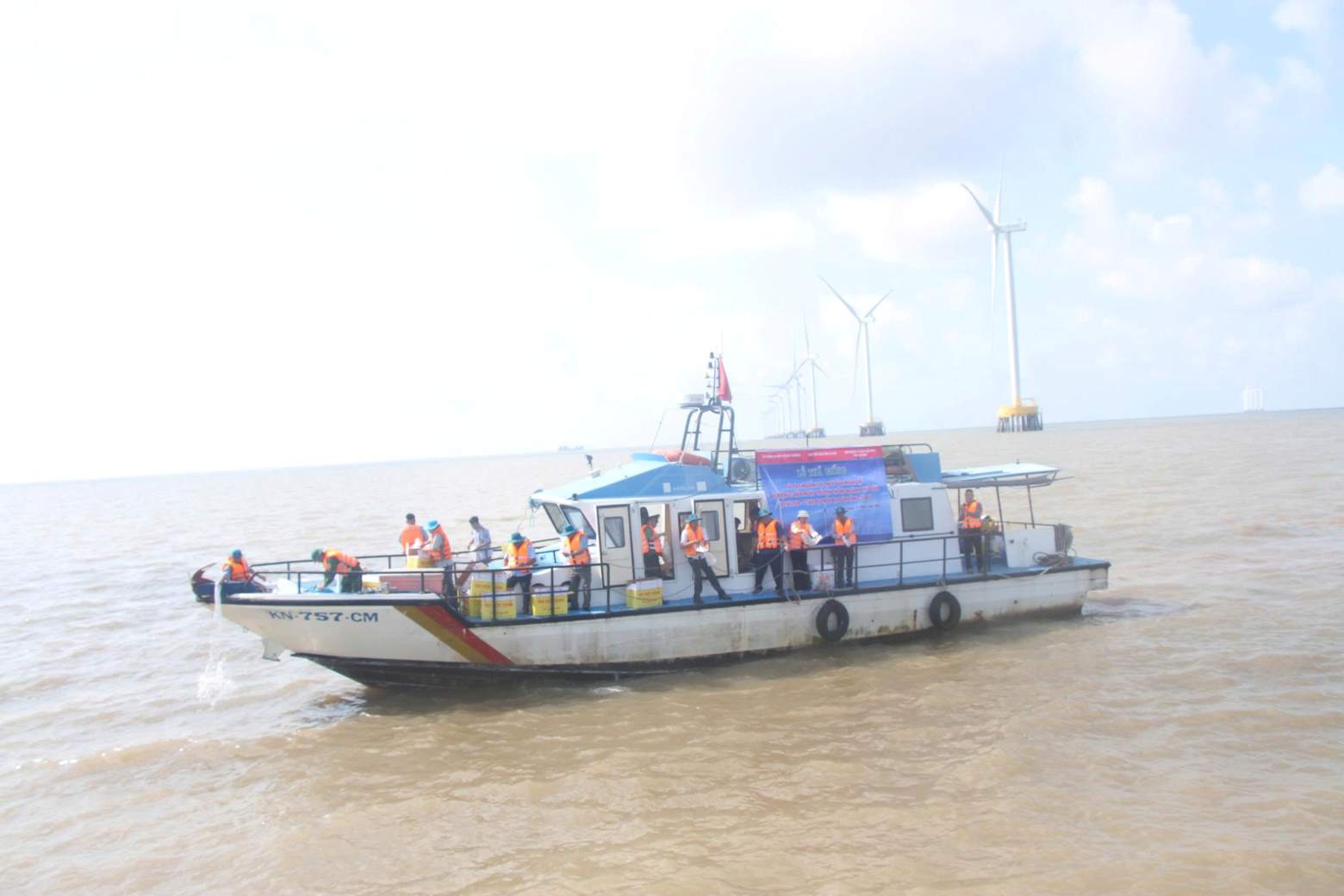 Hoạt động thả con giống tại cửa biển Gành Hào, Cà Mau nhằm tái tạo nguồn lợi thuỷ sản. Ảnh: Nhật Hồ.