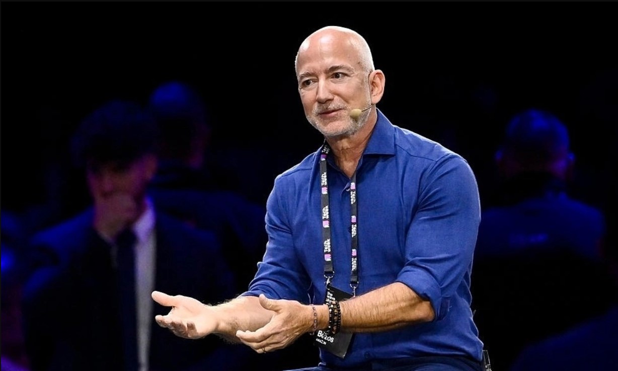 Jeff Bezos - người đàn ông giàu nhất thế giới trong một hội thảo về công nghệ năm 2025. Ảnh: Fortune