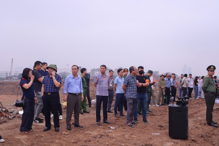 Đồng chí Nguyễn Thanh Bình - Phó Bí thư Đảng ủy, Chủ tịch UBND phường chỉ đạo trực tiếp tại hiện trường cưỡng chế  