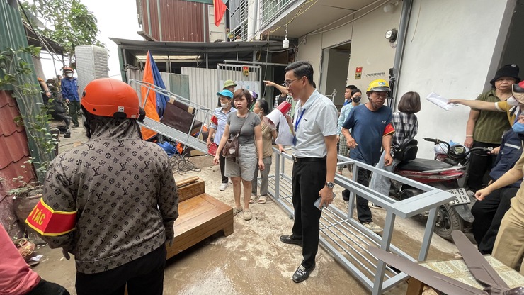 Lực lượng chức năng triển khai công tác cưỡng chế thu hồi đất. Ảnh: Văn Giang 