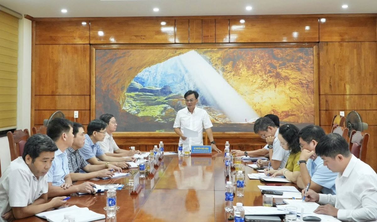 El Comité del Frente de la Patria de Vietnam de la provincia de Quang Tri trabaja con la Federación Laboral Provincial para evaluar la situación de las actividades sindicales y considerar la eliminación de las dificultades después de reorganizar las unidades administrativas. Foto: Tran Diem