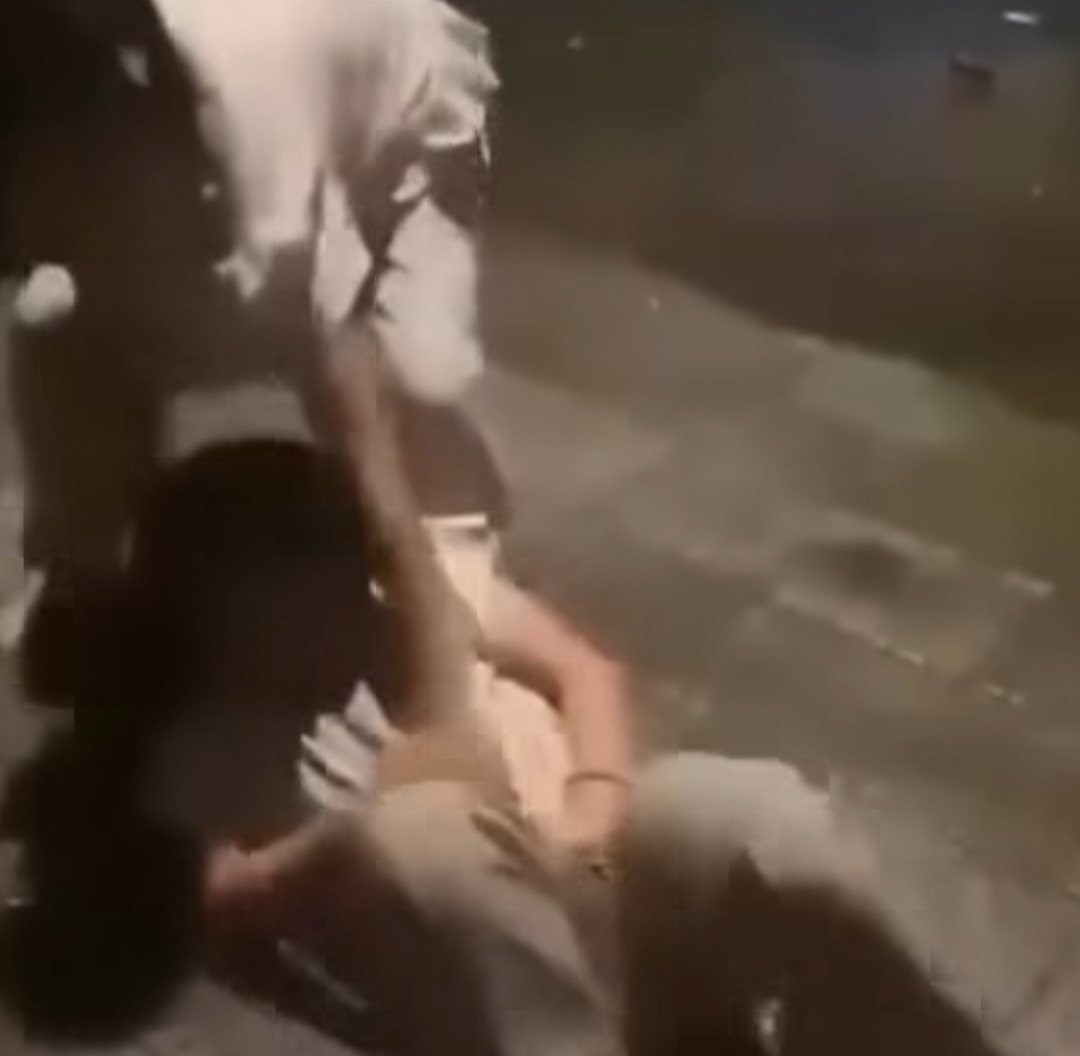 Công an Đà Nẵng đã vào cuộc điều tra vụ clip nữ sinh lớp 7 bị đánh hội đồng, lột áo giữa phố. Ảnh cắt từ clip.